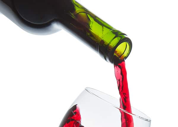グラスに注がれる赤ワイン